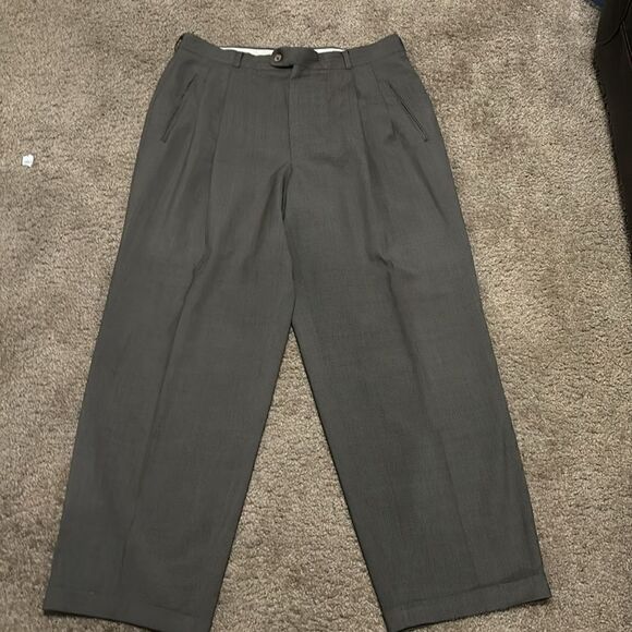 Hugo Boss Gray/Beige knit suit. - Picture 4 of 12